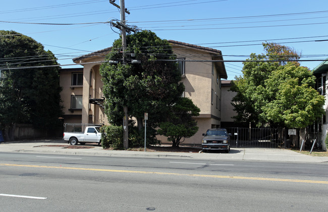 1111 Mission Rd in South San Francisco, CA - Foto de edificio - Building Photo