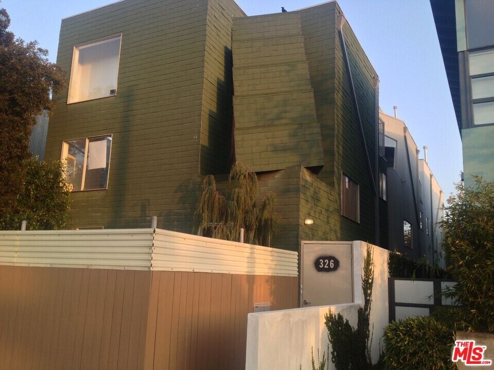 326 Indiana Ave in Los Angeles, CA - Building Photo