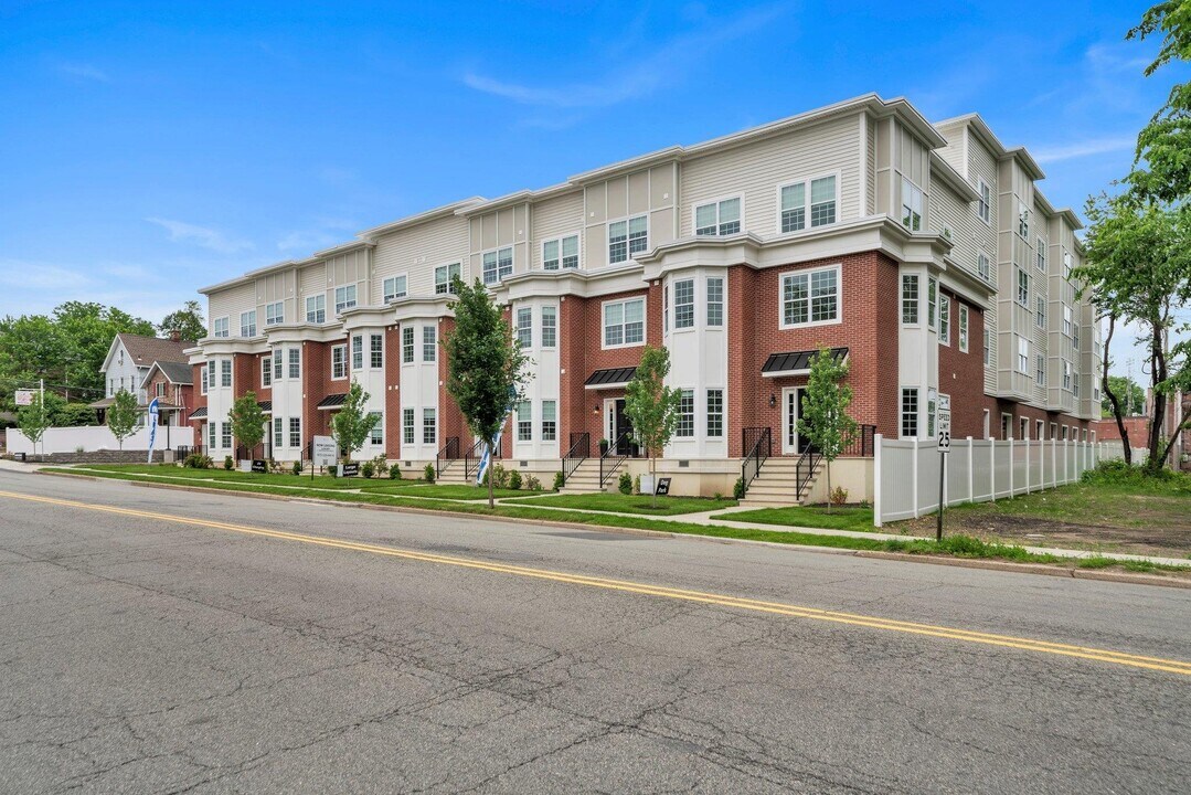70 Ridgedale Ave in Morristown, NJ - Building Photo