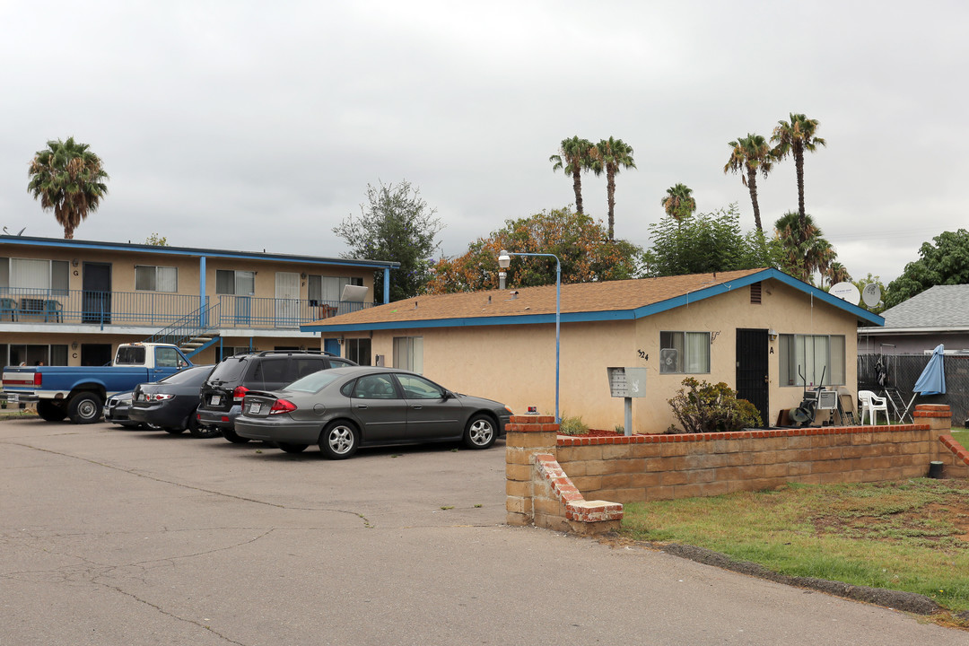 324 S Lincoln Ave in El Cajon, CA - Building Photo