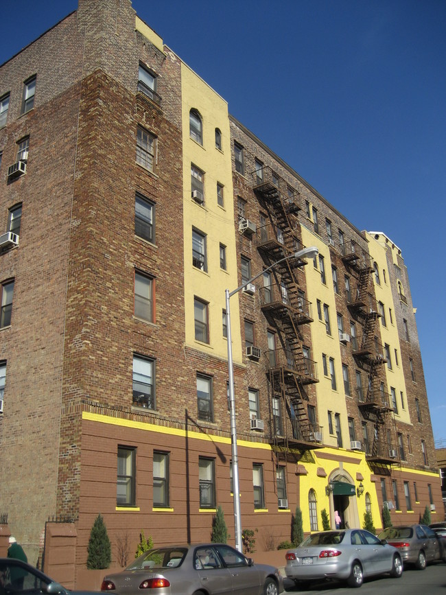 23-57 31st Dr in Long Island City, NY - Building Photo - Building Photo