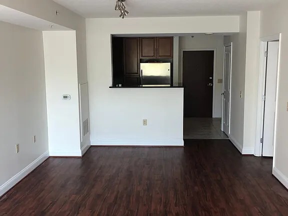 11760 Sunrise Valley Dr, Unit 210 in Reston, VA - Foto de edificio - Building Photo