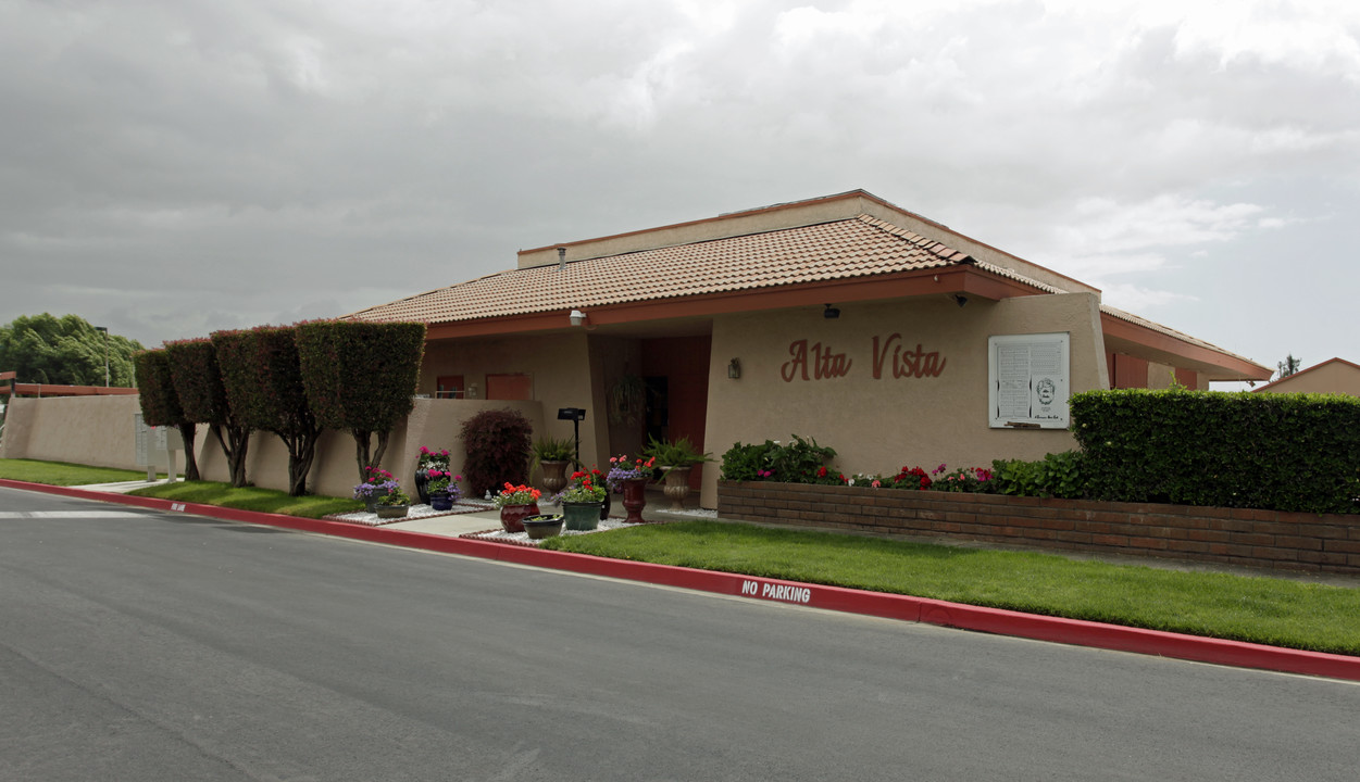 Alta Vista in Rancho Cucamonga, CA - Foto de edificio