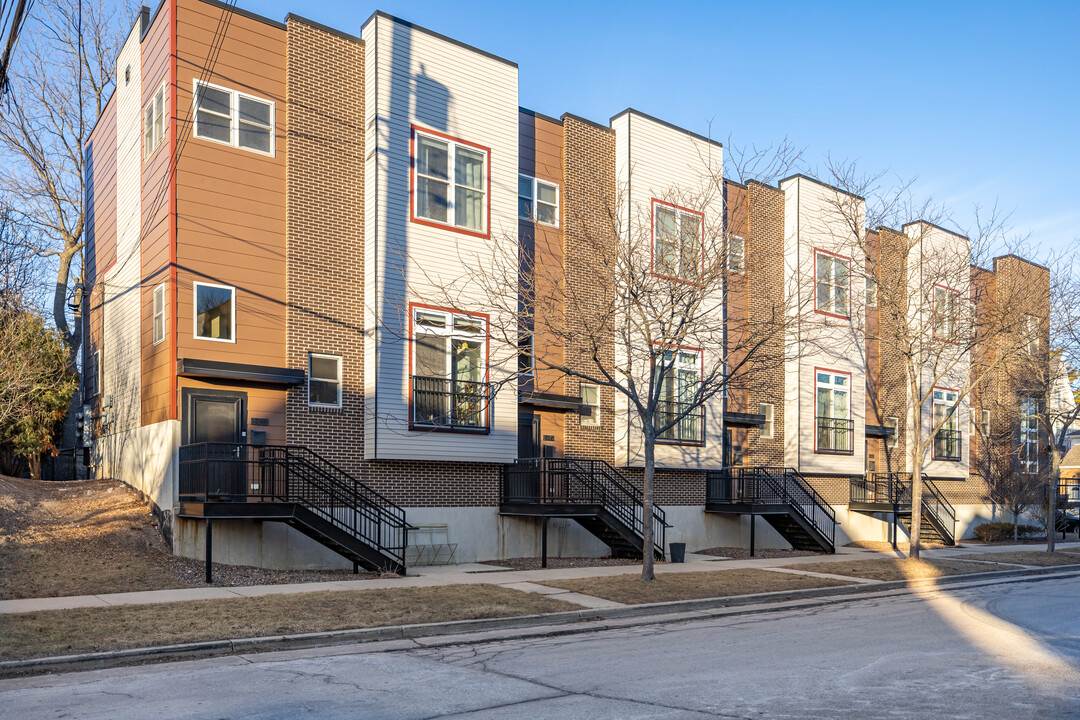 Greenwich Row in Milwaukee, WI - Building Photo