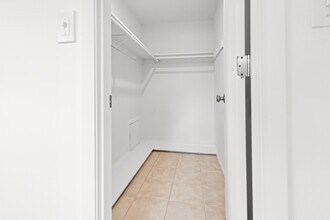 1057 Tropical Ave NW in Port Charlotte, FL - Foto de edificio - Building Photo