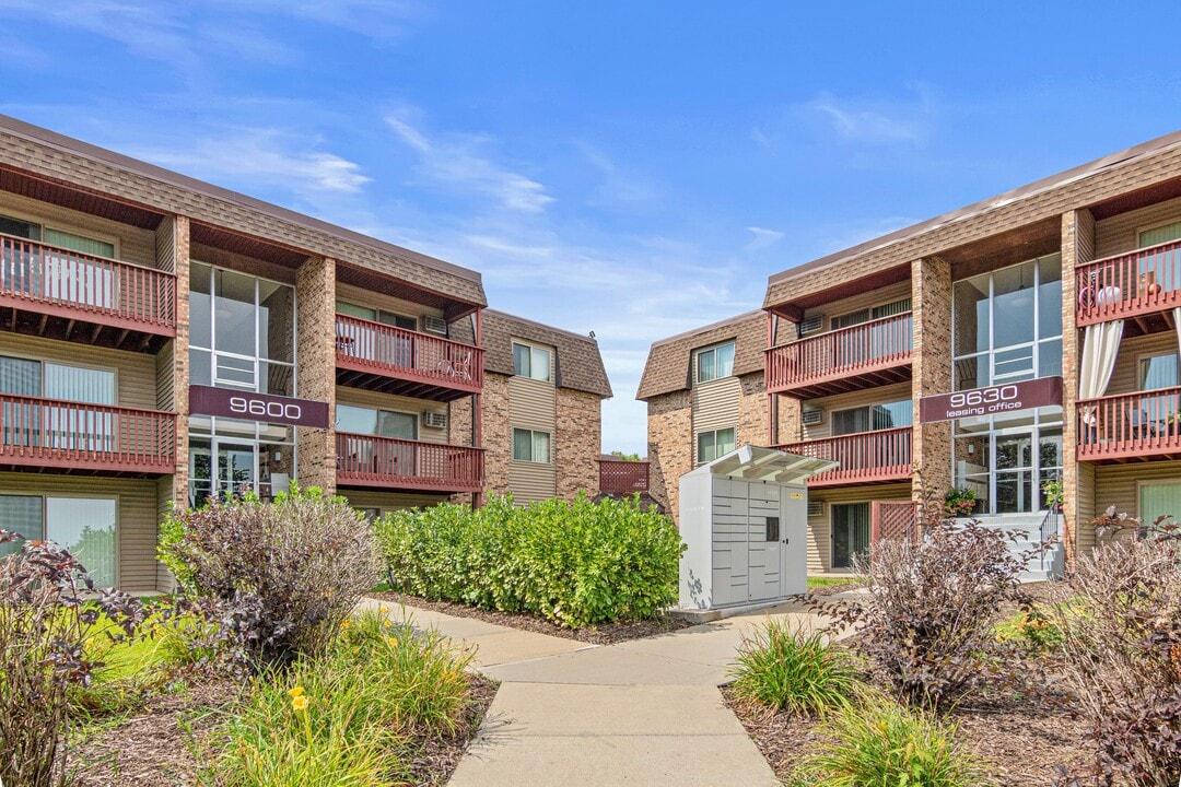 Plymouth Pointe in Plymouth, MN - Foto de edificio