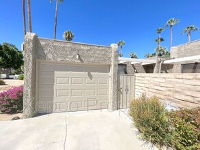 1872 Tamarisk Rd in Palm Springs, CA - Foto de edificio - Building Photo