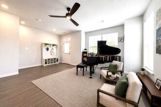 12544 Ovation Dr in Fairfax, VA - Foto de edificio - Building Photo