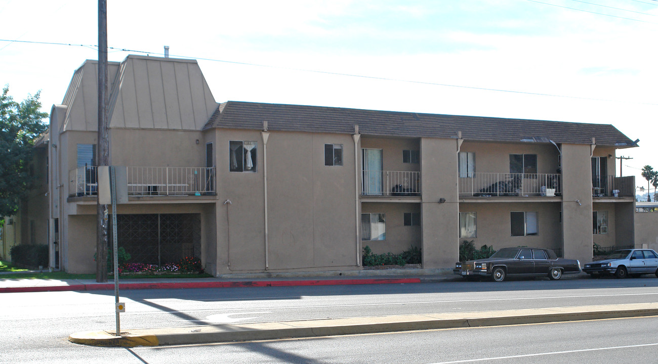 2165 Woodbury Rd in Altadena, CA - Foto de edificio