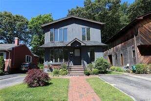 77 Juniper Rd in Port Washington, NY - Building Photo