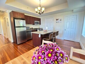 107 Fisher Ave, Unit 3 in Boston, MA - Foto de edificio - Building Photo
