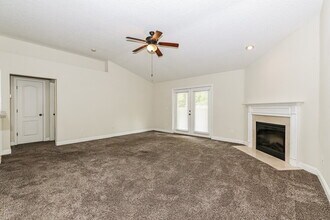 612 Martin Lakes Dr E in Jacksonville, FL - Building Photo - Building Photo