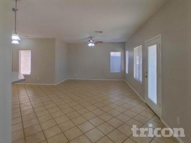 22227 N 29th Dr in Phoenix, AZ - Foto de edificio - Building Photo