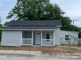 39 White St in Chester, SC - Building Photo