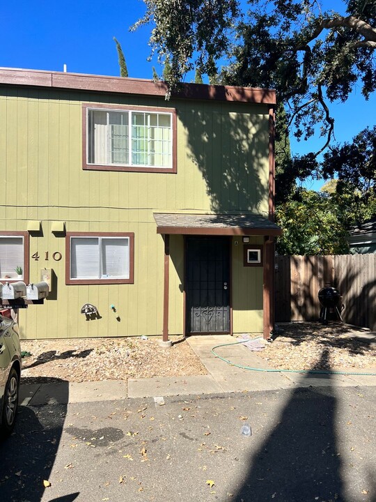 410 Marshall Rd-Unit -Unit A in Vacaville, CA - Foto de edificio