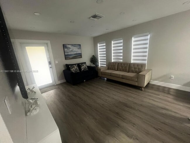 222 SW 8th St, Unit A in Dania Beach, FL - Building Photo - Building Photo