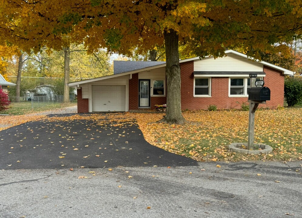 2312 S Evan Park Dr in Yorktown, IN - Building Photo
