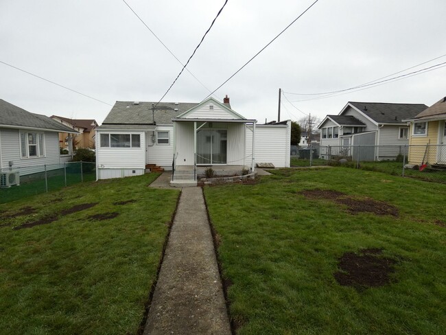 330 E 6th St in Port Angeles, WA - Building Photo - Building Photo