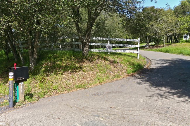 10355 Westside Rd in Healdsburg, CA - Foto de edificio - Building Photo