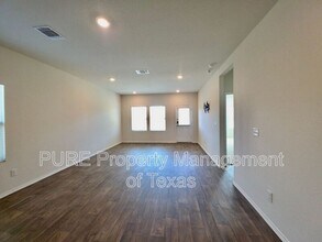 13525 Open Wagon Trl in Elgin, TX - Building Photo - Building Photo