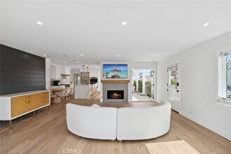 300 Coral Ave in Newport Beach, CA - Foto de edificio - Building Photo