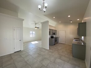 1704 Los Angeles St in Kingman, AZ - Building Photo - Building Photo