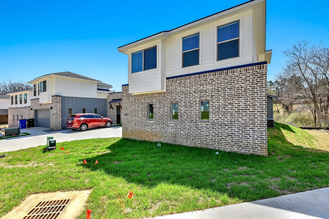 3260 W Crawford St in Denison, TX - Foto de edificio