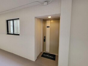 8035 SW 107th Ave in Miami, FL - Building Photo - Building Photo