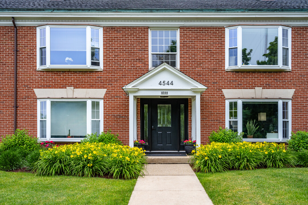 Colonial Court Apartments in Shorewood, WI - Foto de edificio