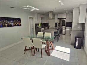 4010 N Circle Dr in Hollywood, FL - Building Photo - Building Photo