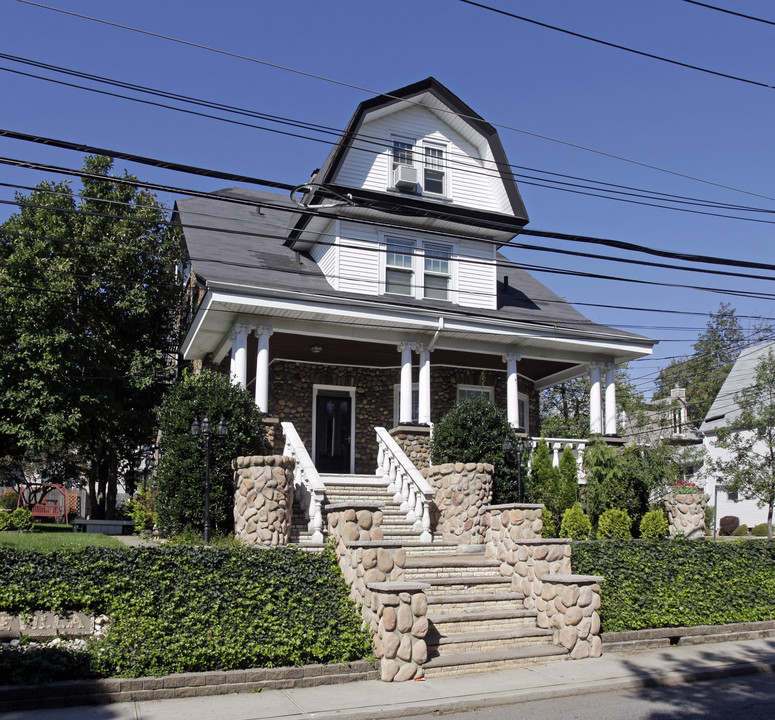 Fieldstone Villa in Staten Island, NY - Foto de edificio