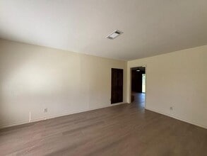 324 Oakwood Cir in Shady Shores, TX - Building Photo - Building Photo