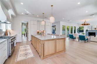 9233 E Lake Highlands Dr in Dallas, TX - Building Photo - Building Photo