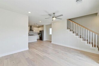 2827 Manor Rd in Austin, TX - Building Photo - Building Photo