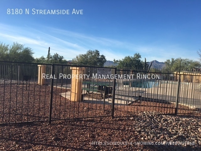 8180 N Streamside Ave in Tucson, AZ - Foto de edificio - Building Photo