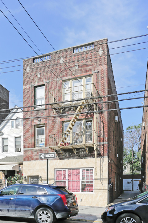 37-38 104th St in Flushing, NY - Building Photo