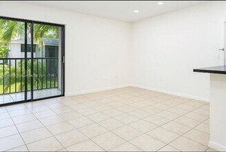 911 NE 199th St in Miami, FL - Building Photo - Building Photo