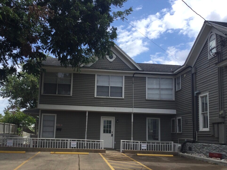 805 W Main St, Unit Suite # 6 in Brenham, TX - Foto de edificio