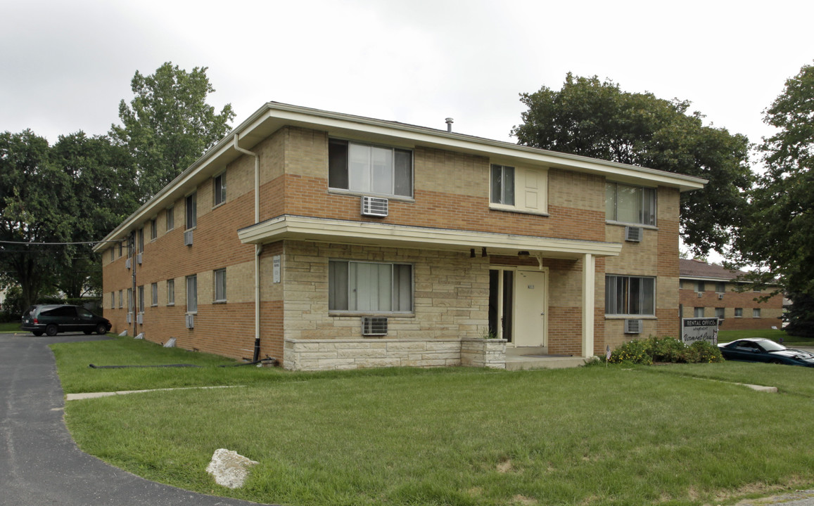 Vermont Court in St. Francis, WI - Building Photo