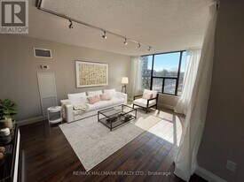 100 Quebec Ave in Toronto, ON - Building Photo