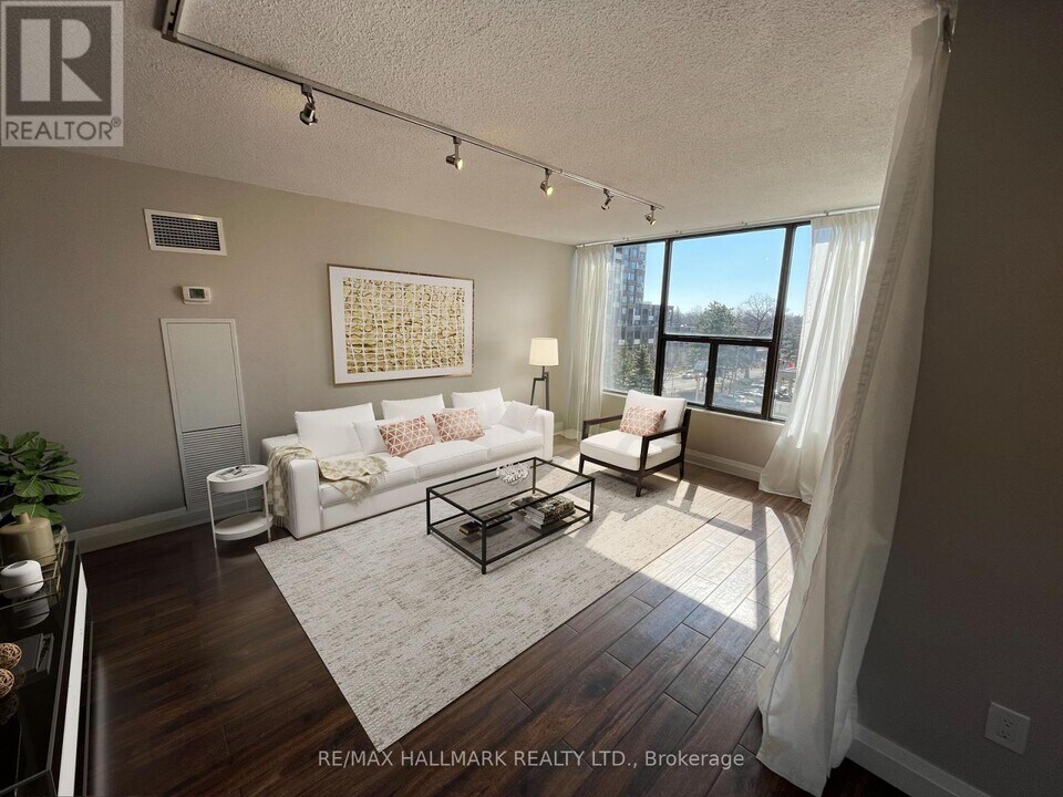 100 Quebec Ave in Toronto, ON - Building Photo