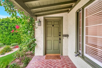 546 S Beachwood Dr in Burbank, CA - Foto de edificio - Building Photo