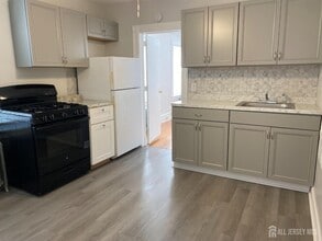 235 Montgomery St in Highland Park, NJ - Building Photo - Building Photo