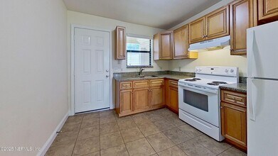 5148 Floral Bluff Rd in Jacksonville, FL - Building Photo - Building Photo