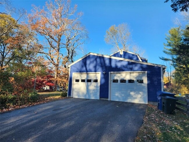 275 S Pierce Rd in East Greenwich, RI - Building Photo - Building Photo