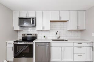 7617 Fitzpatrick Dr in Liverpool, NY - Building Photo