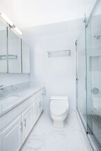 330 E 38th St, Unit 43H in New York, NY - Foto de edificio - Building Photo