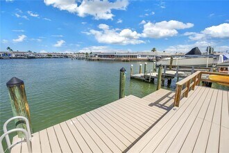 433 Boca Ciega Point Blvd S in St. Petersburg, FL - Building Photo - Building Photo