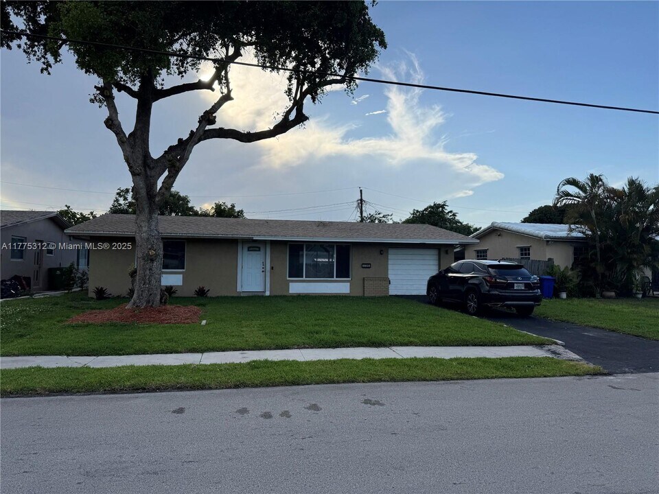 2340 Oleander Dr in Miramar, FL - Building Photo
