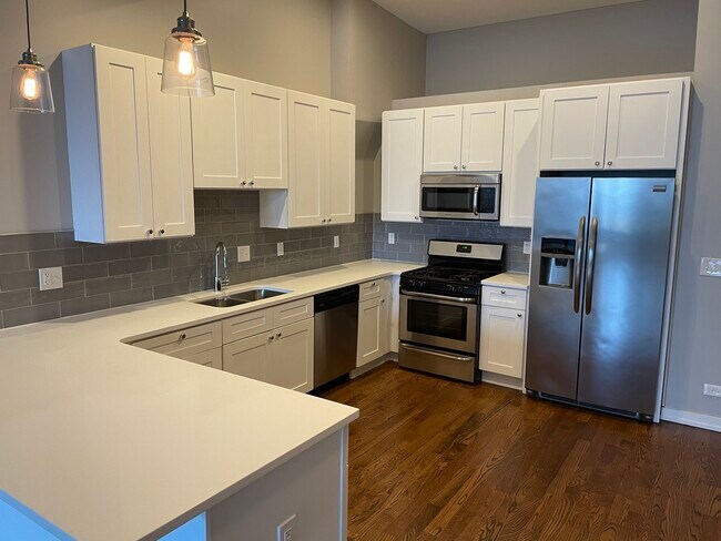 7058 N Clark St in Chicago, IL - Building Photo - Building Photo